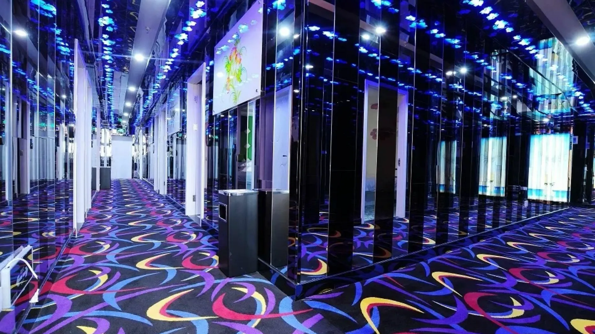Shanghai Zhijiang Hotel 2*,  China